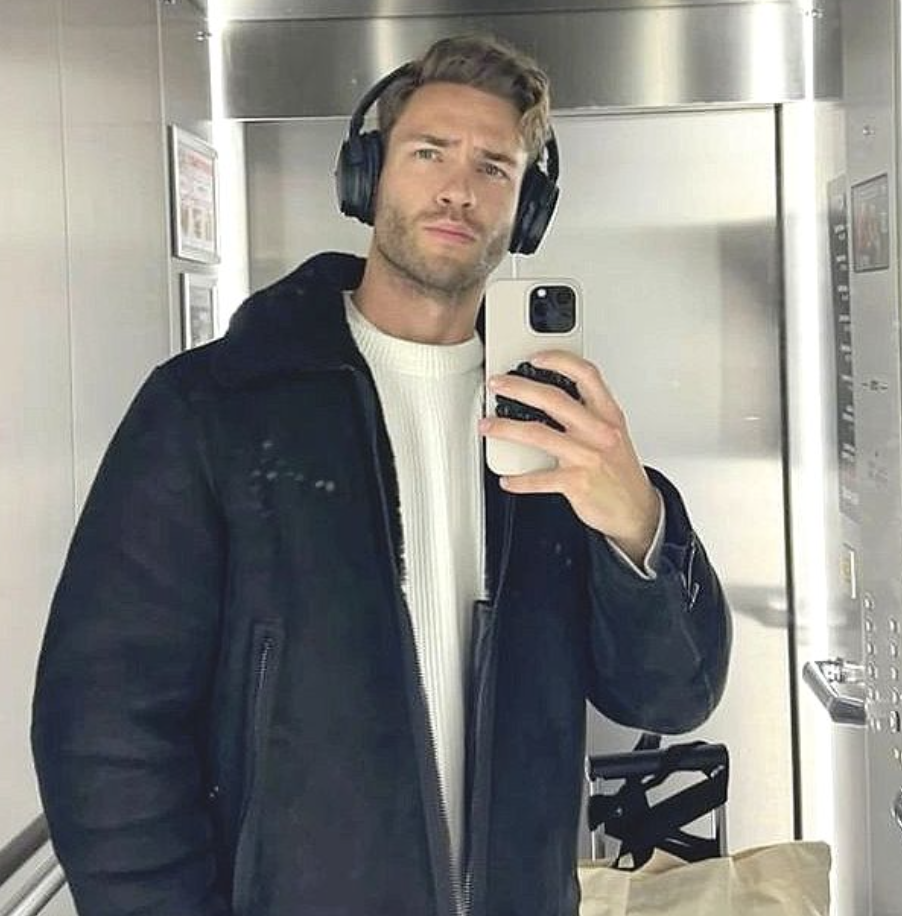 AI Clothes Swapper: Instantly Transform Your Outfits in Photos input photo example